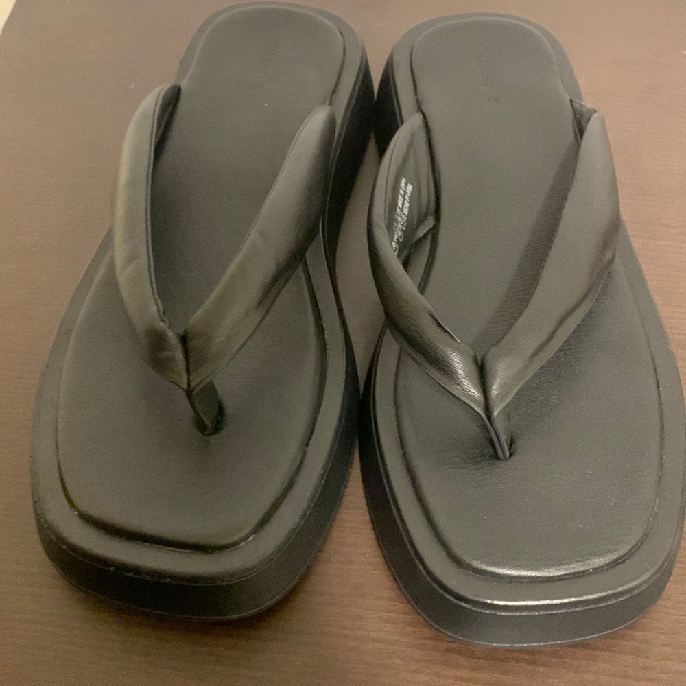 Thong Platform Sandals (Chunky Flip Flop in Black)